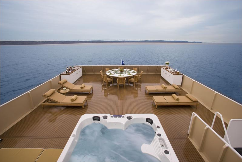 yacht deck whirlpool tub